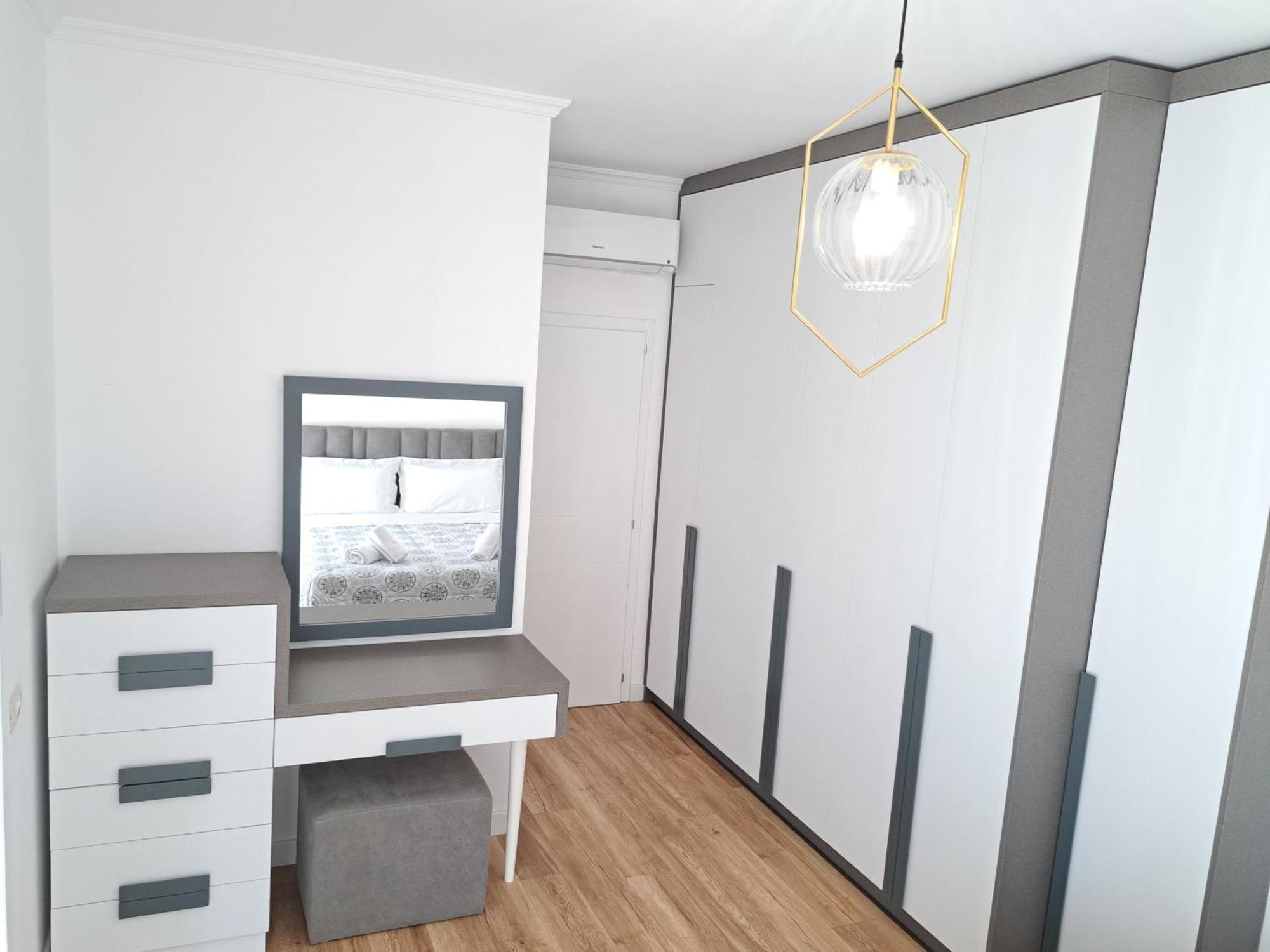 Pazari Luxury Central Apartment Tirana Exteriör bild